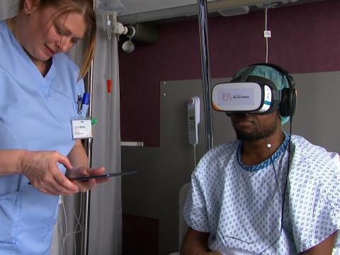 Un casque de réalité virtuelle à l'hôpital du Bois de l'Abbaye à Seraing