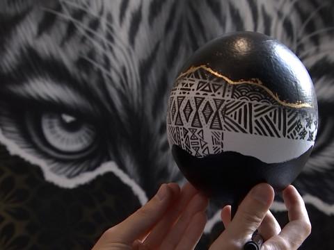 Un oeuf d'autruche pour Noir Artist et Pauline Dubisy bientôt à la galerie Liehrmann