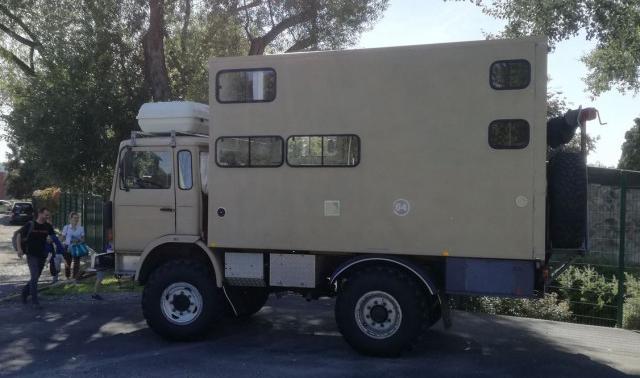 Une famille en route pour l'Afrique à bord d'un camion aménagé 