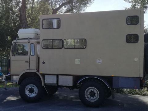 Une famille en route pour l'Afrique à bord d'un camion aménagé 