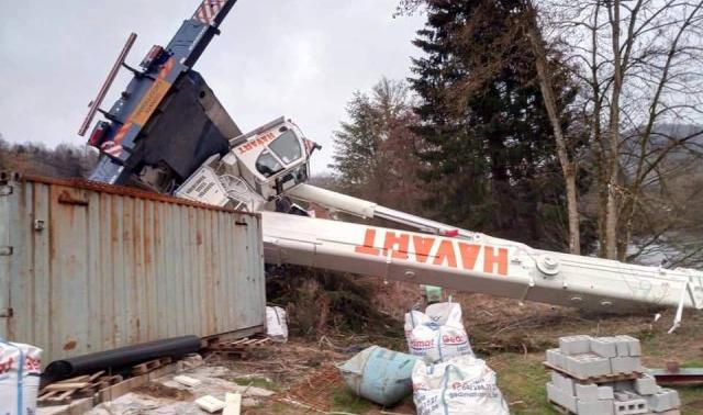 Une immense grue tombe dans l'Ourthe