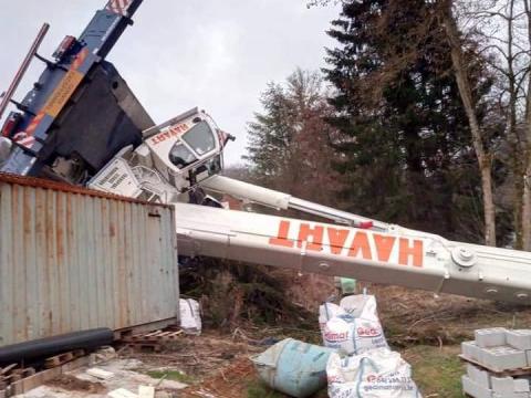 Une immense grue tombe dans l'Ourthe