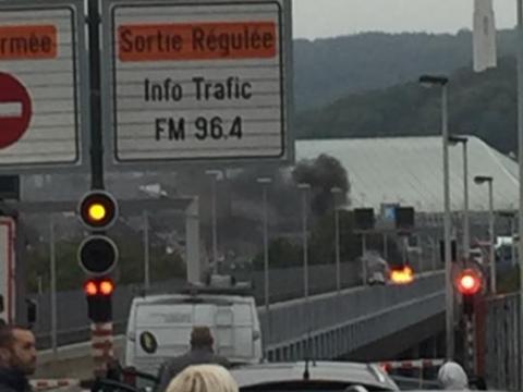 Une voiture en feu à la sortie du tunnel sous Cointe