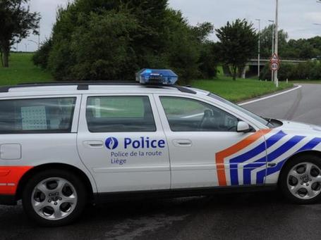 Elle accroche un véhicule de police puis prend la fuite !