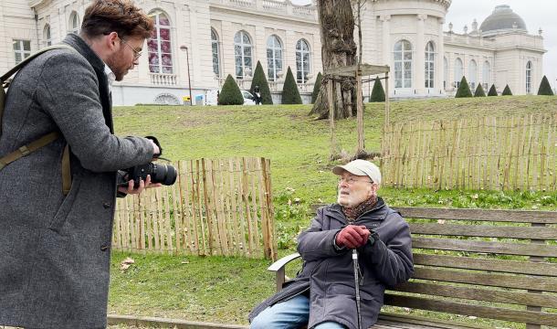 Bryan Blaffart photographie des inconnus dans le parc de la Boverie