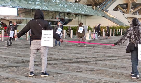 Action de sensibilisation pour la régularisation des sans-papiers à Liège-Guillemins