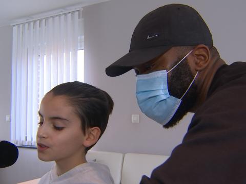 Une belle rencontre entre un jeune chanteur et son voisin