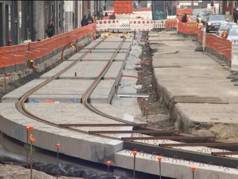 Les dalles préfabriquées contenant rails et pavés sont posées rue Léopold