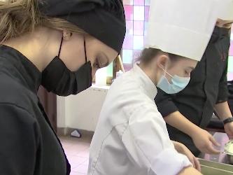 Les élèves en hôtellerie cuisinent pour les étudiants de la Haute Ecole
