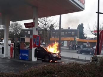 Liège: un véhicule en feu à une station essence
