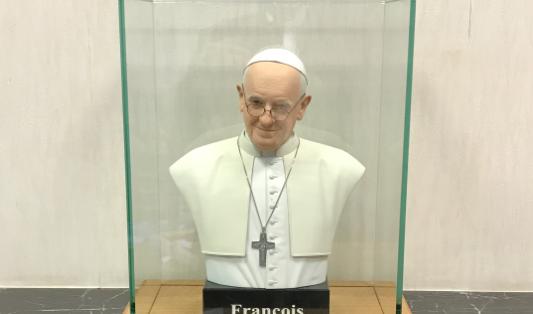 Un Amaytois offre un buste au pape François 