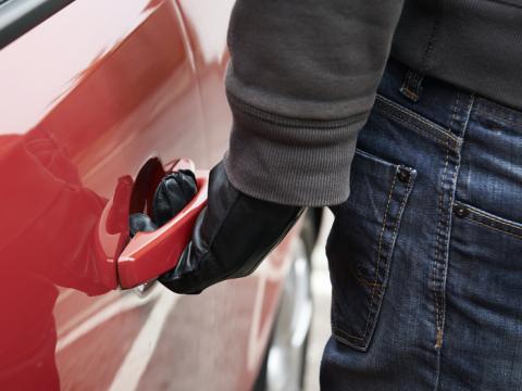 Un voleur met les passants en danger en tentant d'échapper à la police