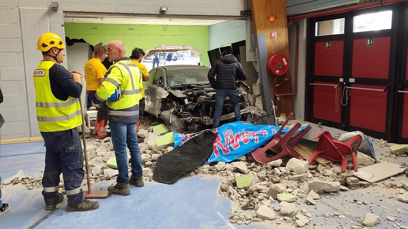 Flémalle : une voiture traverse à nouveau le mur du hall omnisports !