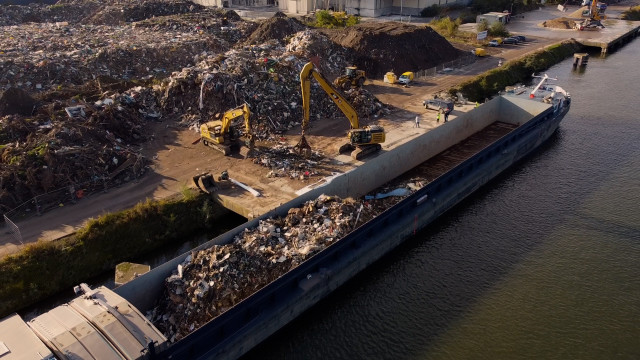 Inondations : 35.000 tonnes de déchets évacués par bateau