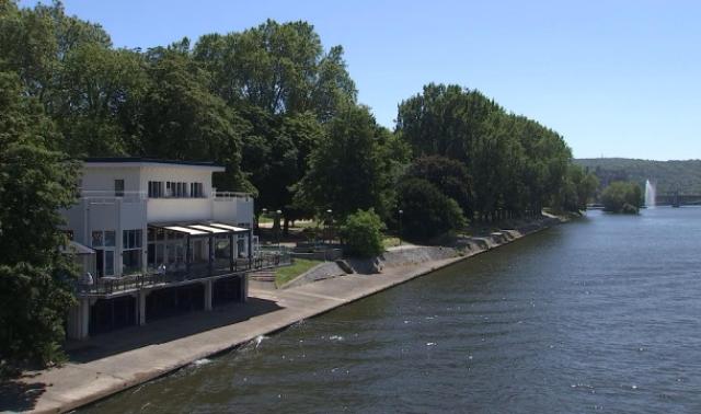 Terrasse "sélect" en bord de Meuse