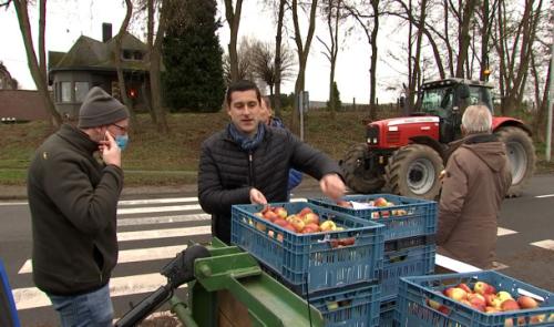 Les agriculteurs distribuent des pommes et sensibilisent les citoyens