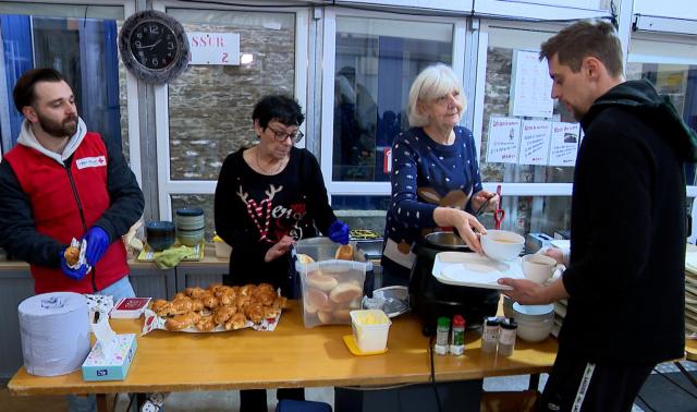 Un repas de fête offert par les bénévoles de la Croix-Rouge de Liège