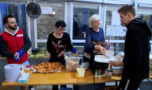 Un repas de fête offert par les bénévoles de la Croix-Rouge de Liège