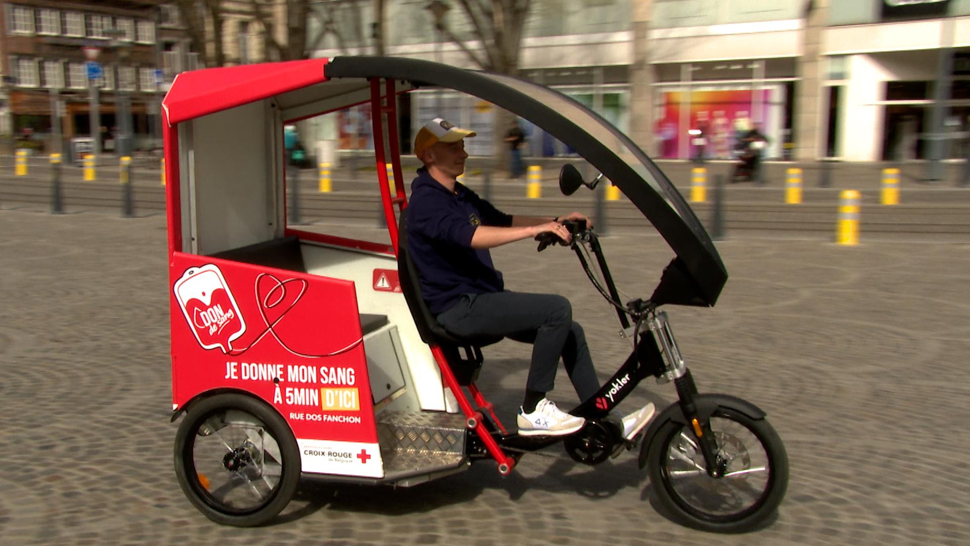 En tuk-tuk pour donner son sang à Liège