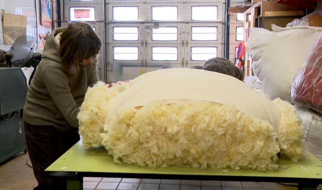 Liège : des matelas artisanaux en laine belge