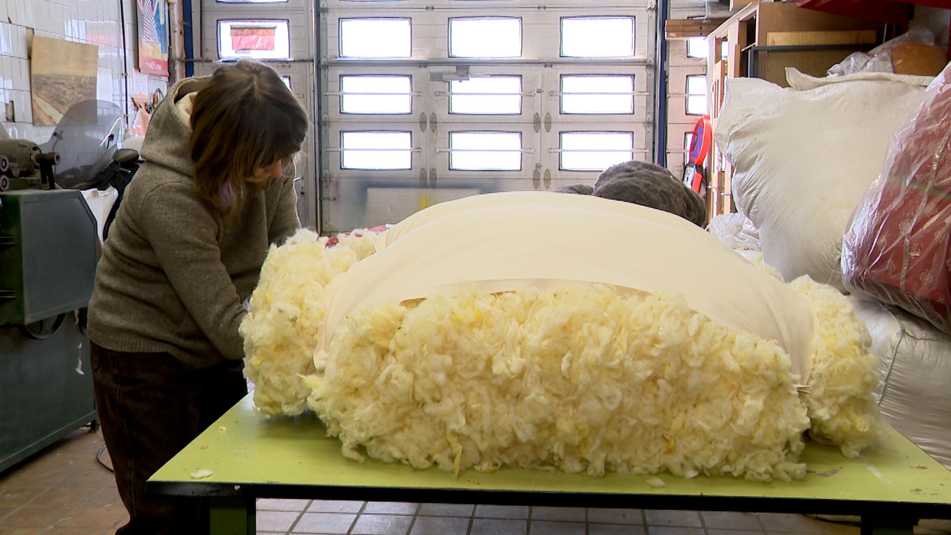 Liège : des matelas artisanaux en laine belge