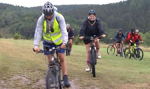 Pour leur camp d'été, les pionniers de Milmort sillonnent la province du Luxembourg... à vélo !