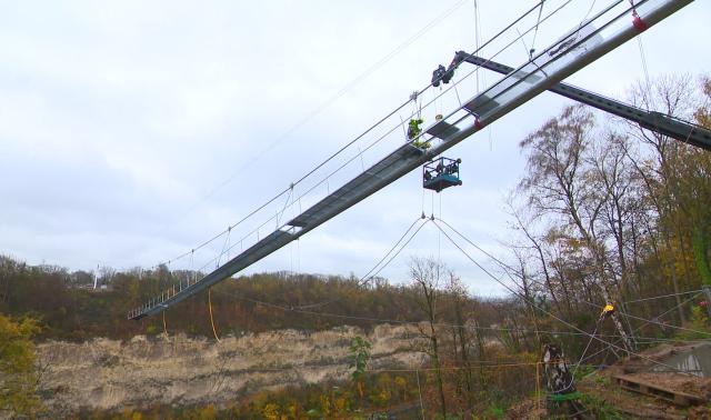 La passerelle Vialta est en plein montage au-dessus du Canal Albert