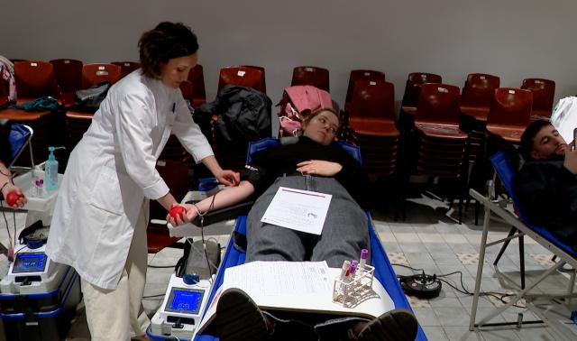 Des profs liégeois contestent en donnant leur sang