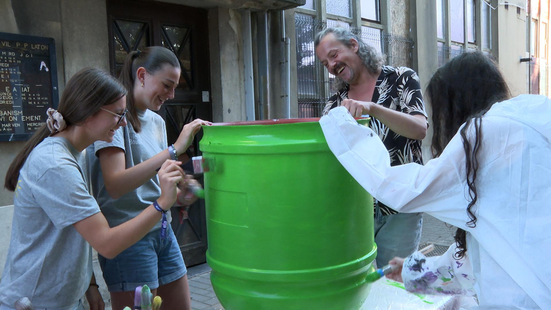 Des poubelles urbaines customisées par les jeunes d'Été Solidaire