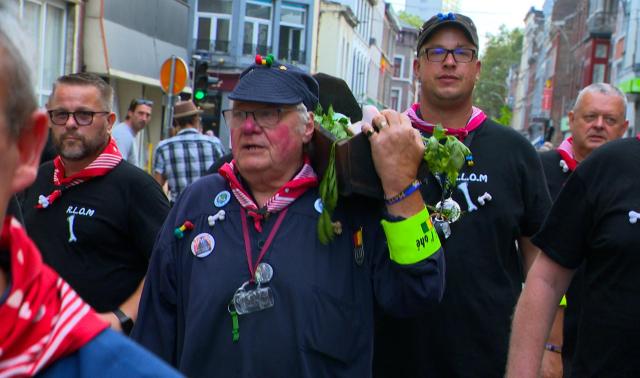 Outremeuse enterre l'os et la fête