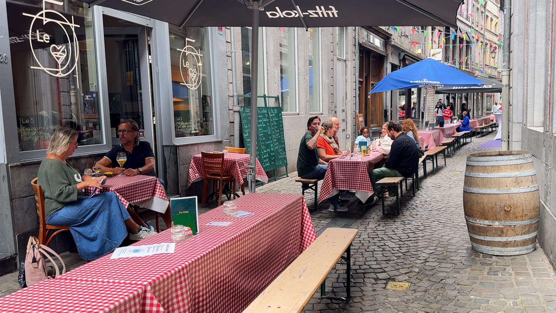 La rue Souverain-Pont à Liège en mode farniente