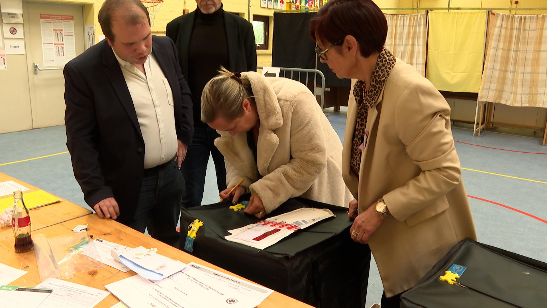 Fermeture d'un bureau de vote et début de dépouillement à Berloz