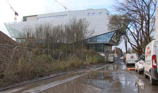 Pôle Bavière: un bâtiment de verre qui métamorphose le quartier