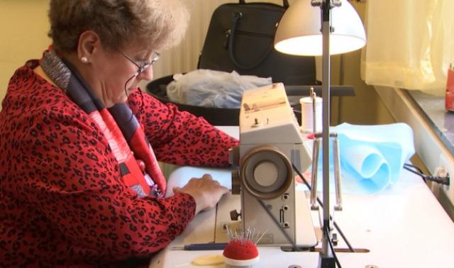 Le Théâtre Arlequin confectionne des blouses
