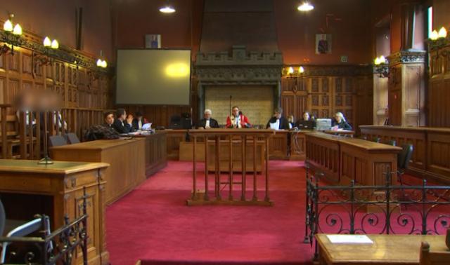 Un marionnettiste devant les assises de Liège