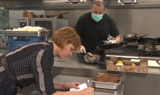 Un restaurant fermé propose des plats à emporter.