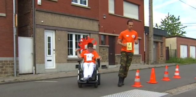 Une course d'endurance avec des voiturettes