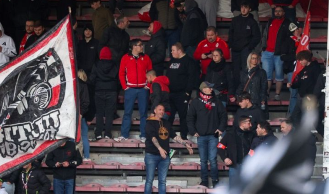 Feux de Bengale et fumigènes découverts sous les sièges des supporters du Standard