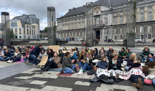 "Opération paillassons" des enseignants liégeois : dénoncer une école piétinée