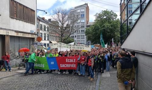 Liège : les enseignants en colère sont toujours dans la rue malgré le vote de cette nuit