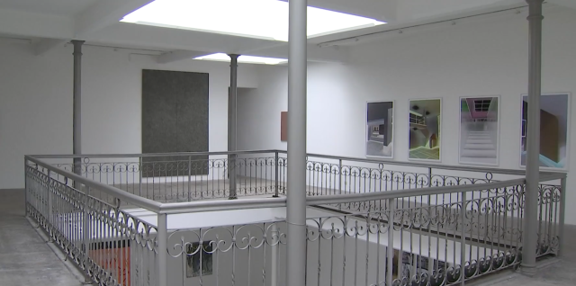 "Le monde est rond", salon d'ensemble à la galerie Nadja Vilenne 