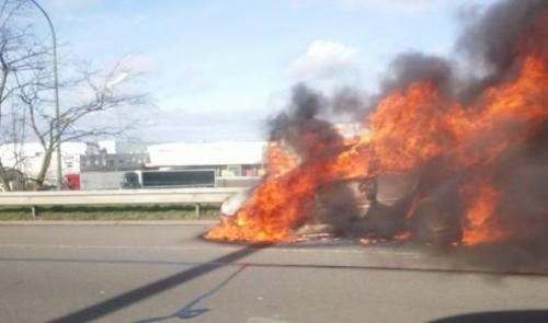 Voiture en feu sur l'autoroute à Bierset