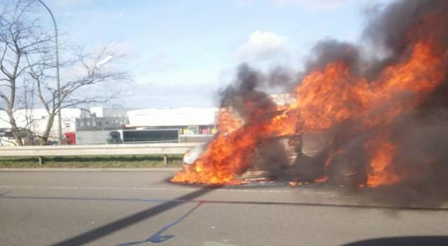 Voiture en feu sur l'autoroute à Bierset