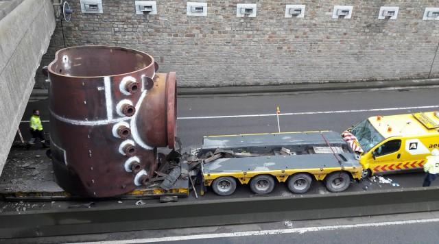 Convoi exceptionnel de 450 T encastré dans le pont-barrage