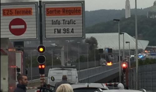 Une voiture en feu à la sortie du tunnel sous Cointe