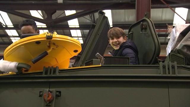 Des élèves du secondaire en visite à l'arsenal de Rocourt
