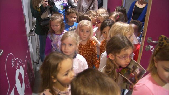 De jeunes enfants en visite à l'hôpital, en pyjama !