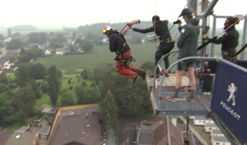 Saut à l'élastique : Lambert Wéry bat le record du monde 
