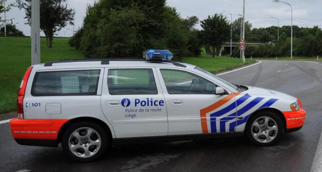 Elle accroche un véhicule de police puis prend la fuite !