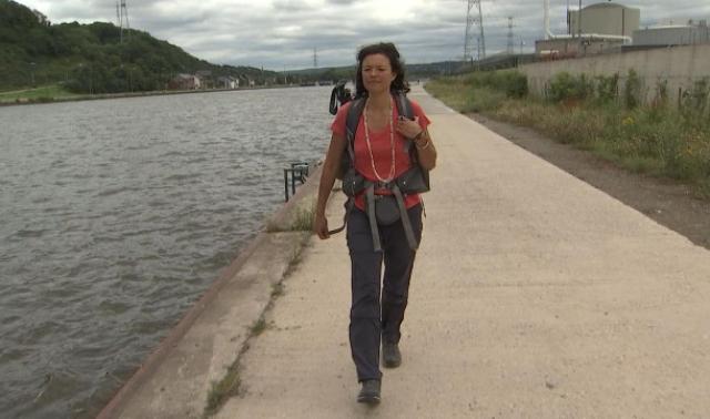Elle marche pour des rivières potables: escale à Huy